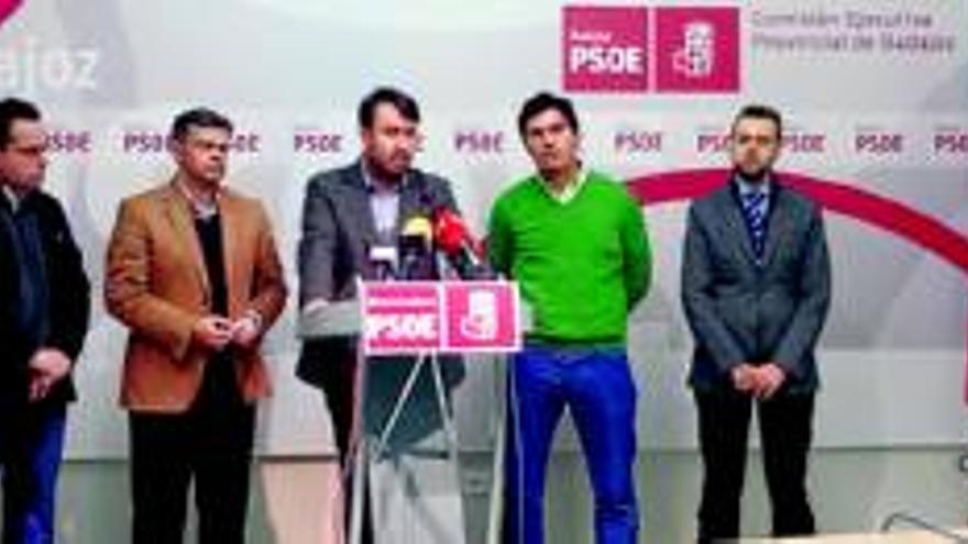 El PSOE pide al PP que devuelva el sueldo al alcalde