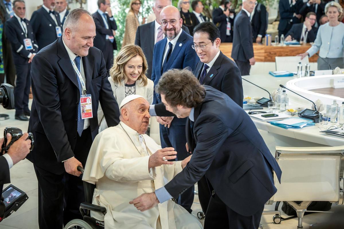 El presidente argentino, Javier Milei (R), da la bienvenida al Papa Francisco a la cumbre del G7, mientras Giorgia Meloni, primera ministra de Italia, Charles Michel, presidente del Consejo Europeo, y Fumio Kishida, primer ministro de Japón, están de pie.