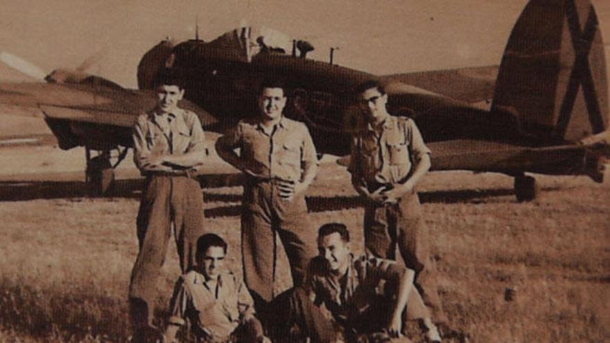 Base aérea de Morón en 1957. Delante de un Hainkel 111 (Pedro) están José Luis Rodríguez, a la derecha y Juan Fernández Naranjo con otros radios del mismo curso.