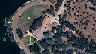 Así es La Casita, la residencia de lujo de Manzanares el Real donde este miércoles se reúne el Gobierno de Ayuso