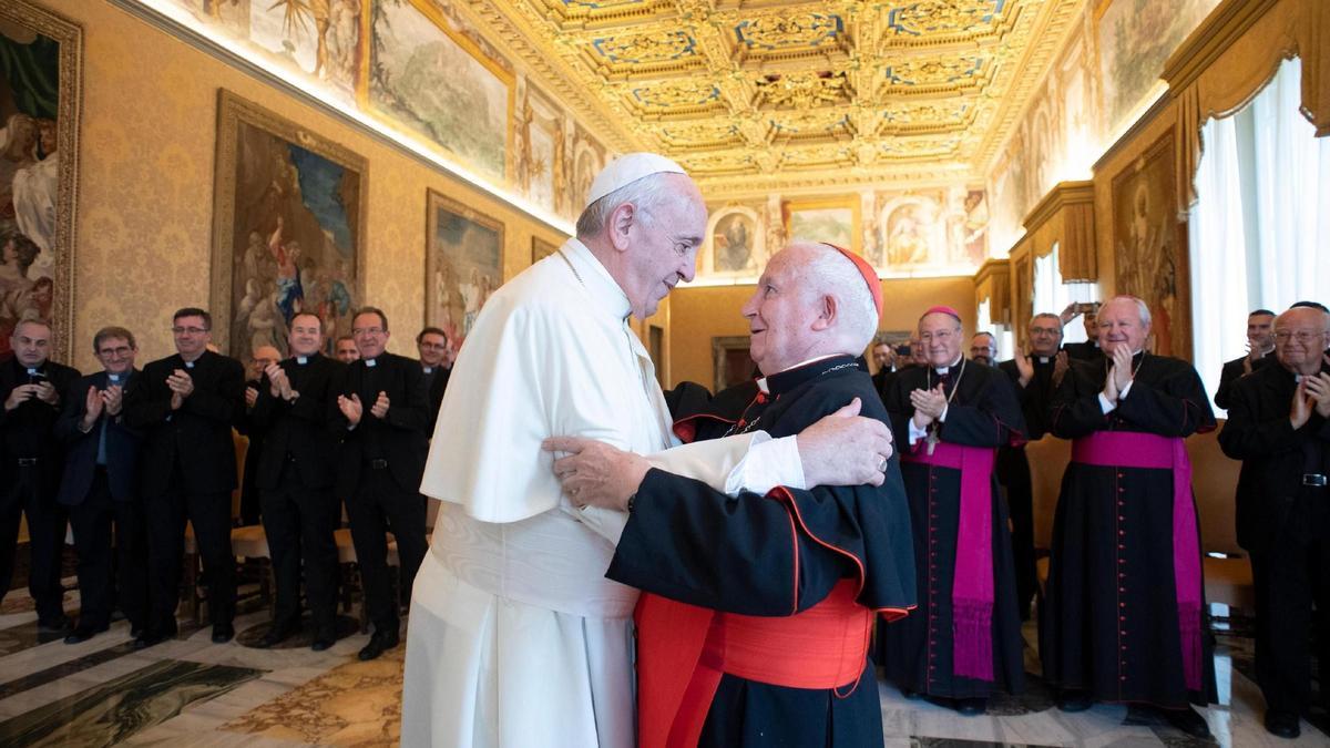 El papa Francisco en septiembre de 2018 abranzando al cardenal Cañizares en una visita del Arzobispado de Valencia al Vaticano.