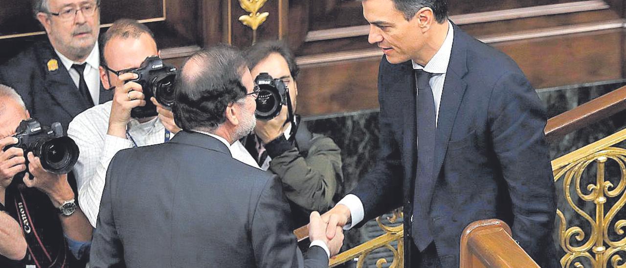 Rajoy estrecha la mano a Sánchez tras ser 'decapitado' en una moción de censura