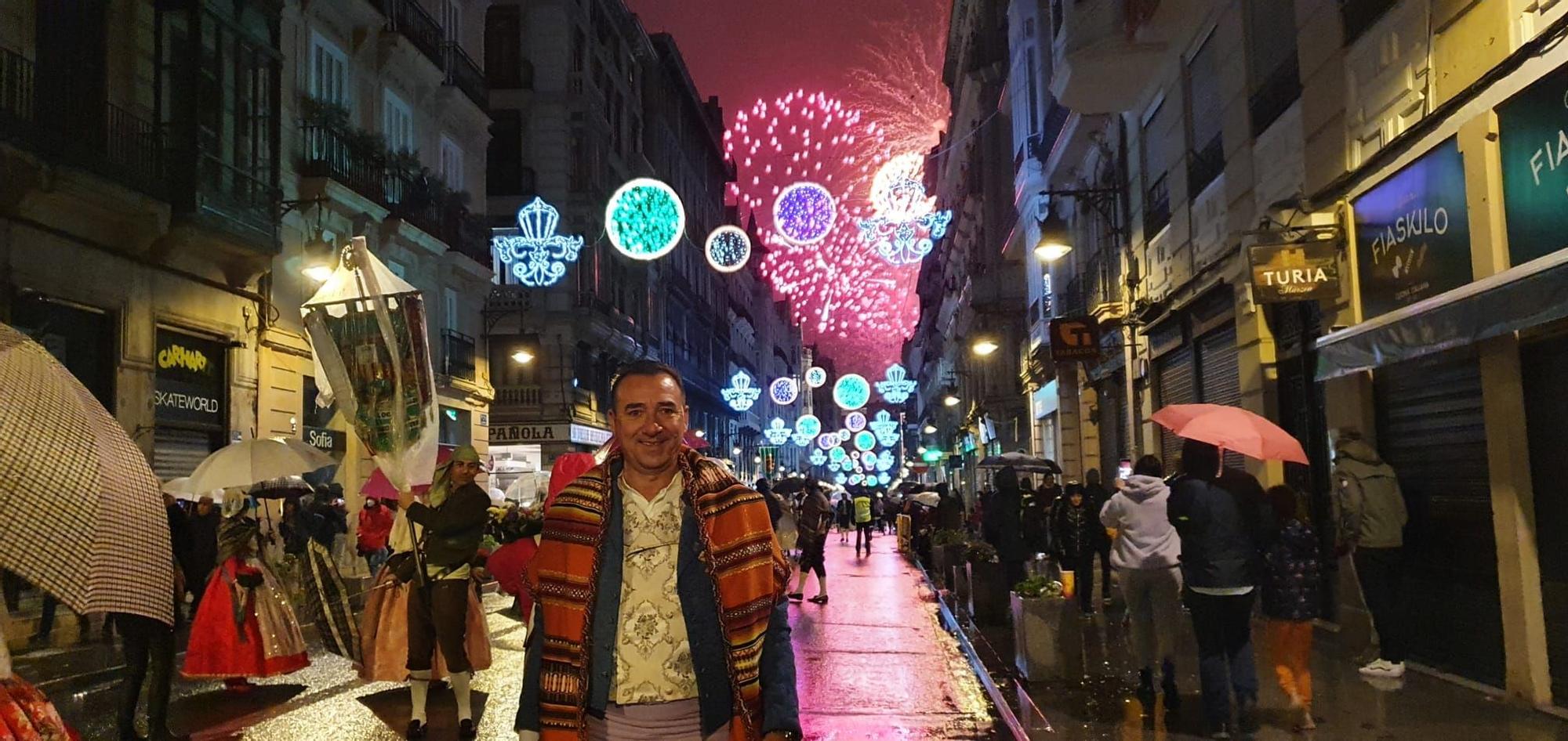 Érica y Camila, Falleras Mayores de Riba Roja, desfilan en la Ofrenda de València