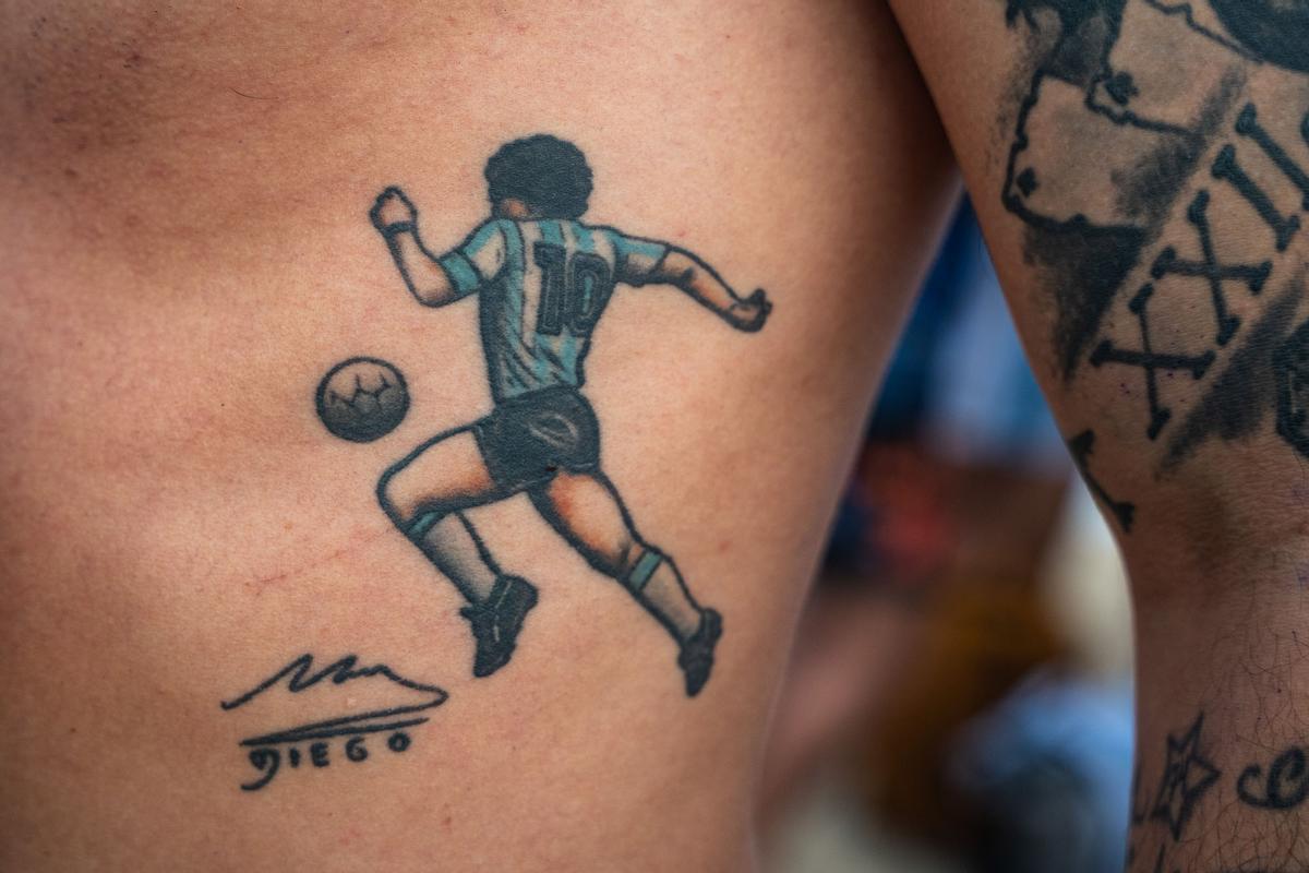 Aficionados argentinos se reúnen en la playa del Bogatell el día antes de la gran final contra España del Mundial