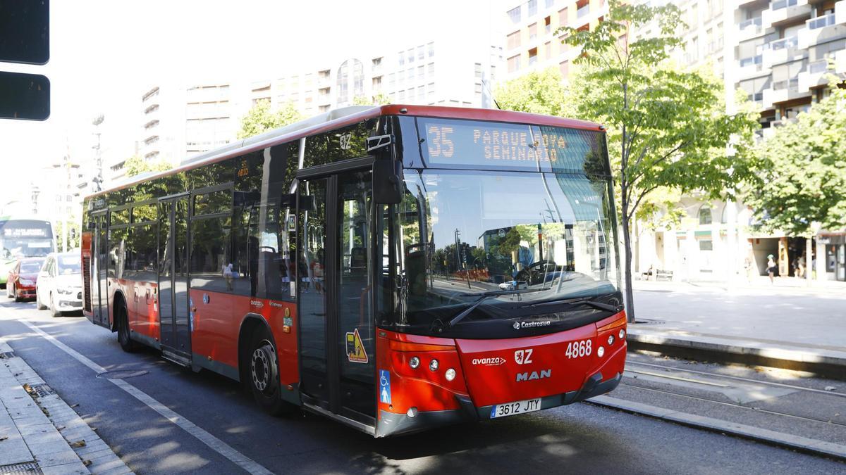 Autobús urbano de la línea 35, a su paso por la plaza Aragón de Zaragoza.