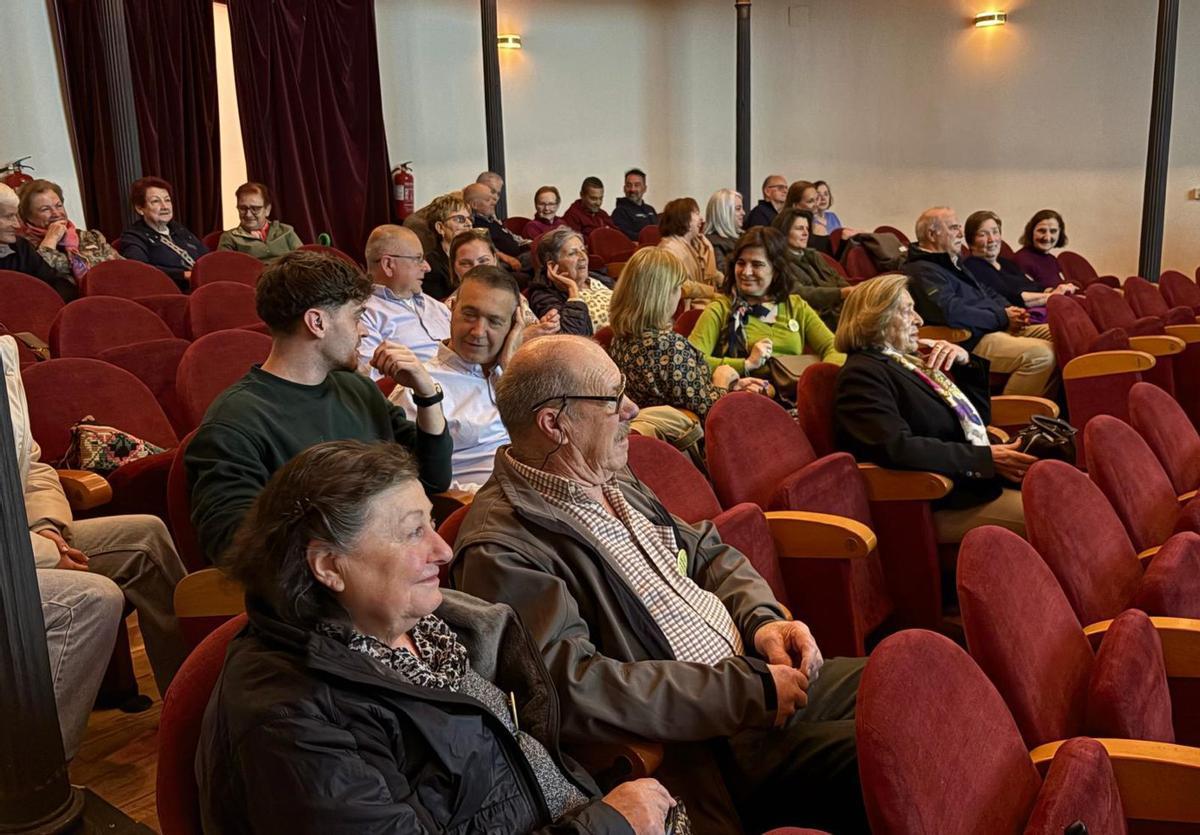 Participantes en las actividades de la charla sobre logopedia con motivo de la celebración del Día Mundial del Párkinson en Cangas del Narcea. | D. ÁLVAREZ