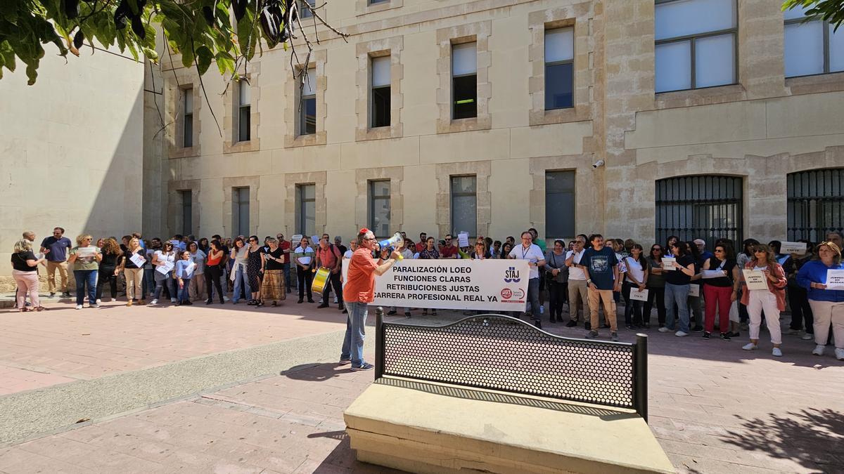 Un momento de la concentración en el Palacio de Justicia en Alicante.