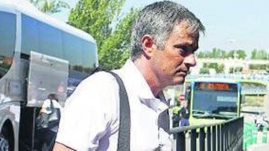 Mourinho llega al aeropuerto de Barajas.