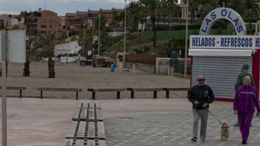 Una pareja, por el paseo de la playa de San Juan. Al fondo, la zona donde debía prolongarse la avenida de Niza hacia el Cabo.