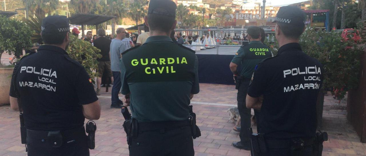 Guardia Civil y Policía Local de Mazarrón vigilan en la acto en memoria de Younes Bilal.