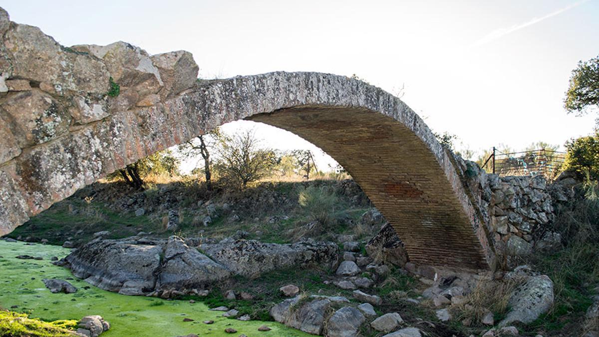 Puente sobre el arroyo Santa María en Pedroche.