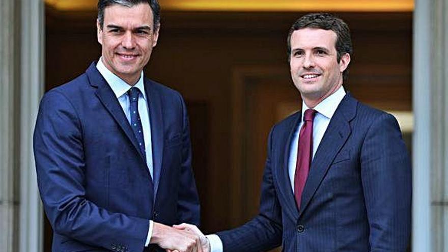 Sánchez i Casado se saluden a l&#039;entrada de la Moncloa abans de la seva reunió