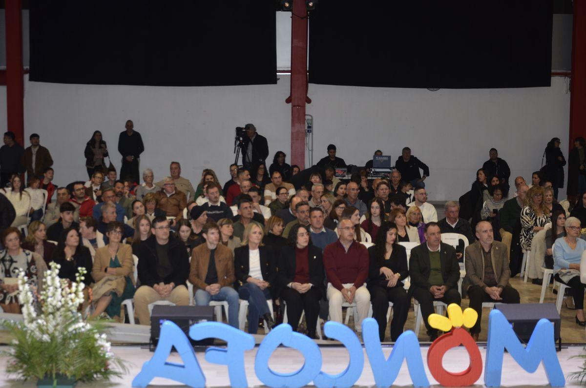 Premiados, autoridades y público en el Poliesportiu Polifuncional Municipal de Moncofa.