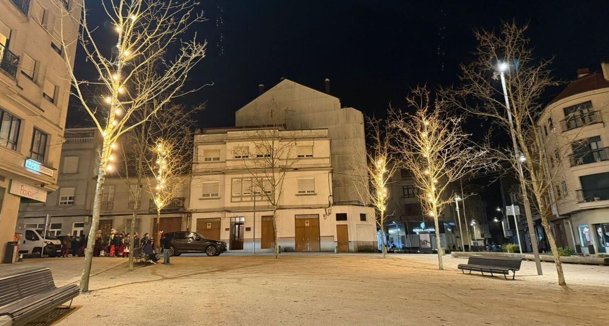 Imagen de la nueva iluminación instalada en los veinte árboles de la plaza.