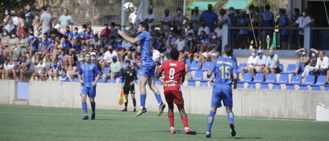 Toni Jou despeja un balón de cabeza en el partido disputado en Sa Plana