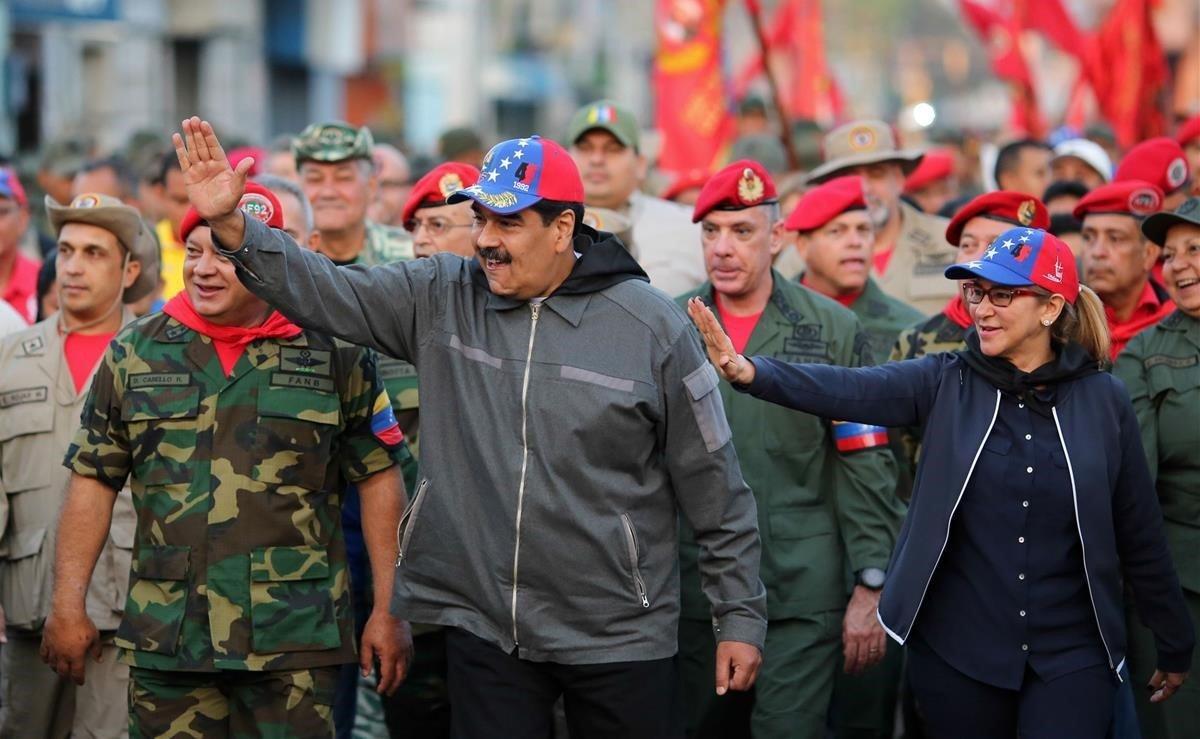 Imagen publicada por la presidencia venezolana que muestra al presidente de Venezuela, Nicolás Maduro, su esposa Cilia Flores, la jefa de la Asamblea Constituyente de Venezuela, Diosdado Cabello y el ministro de Defensa, Vladimir Padrino, en la ceremonia militar para conmemorar el 27 aniversario de la rebelión militar y el Día Nacional de la Dignidad, en Caracas.