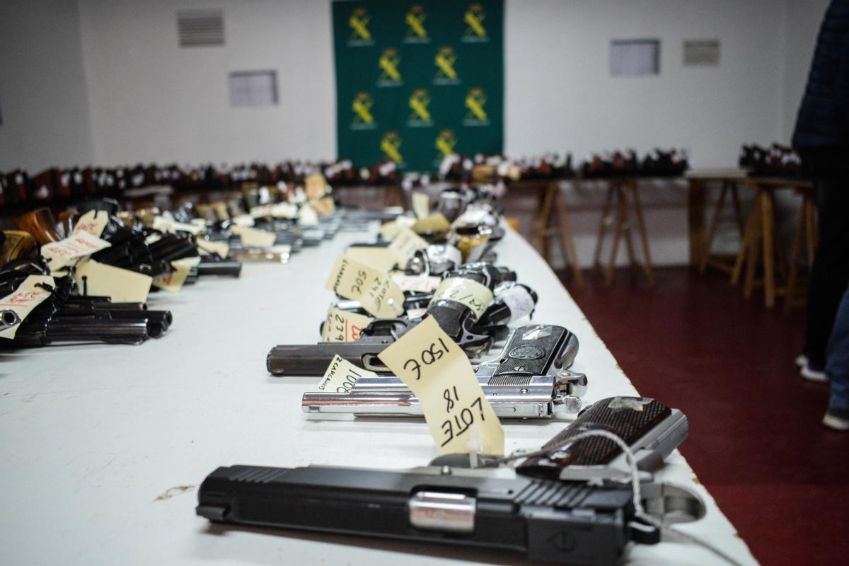 Algunas de las armas de fuego que desde este lunes se exponen en la Comandancia de Murcia. CARLOS GARCÍA