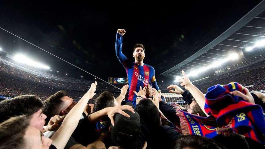 Messi celebra con la afición del Barcelona el sexto gol frente al PSG la pasada temporada.