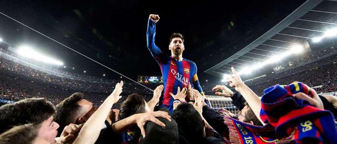 Messi celebra con la afición del Barcelona el sexto gol frente al PSG la pasada temporada.