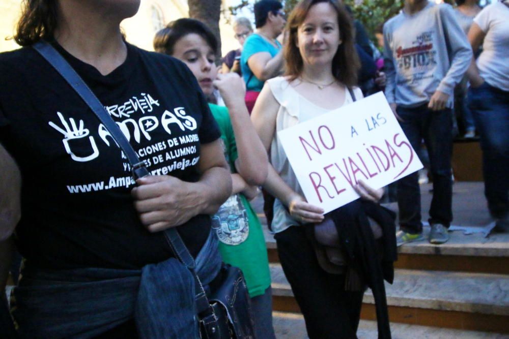 Unos 250 alumnos, profesores y padres secundan la protesta contra la Lomce y las nuevas pruebas en Torrevieja