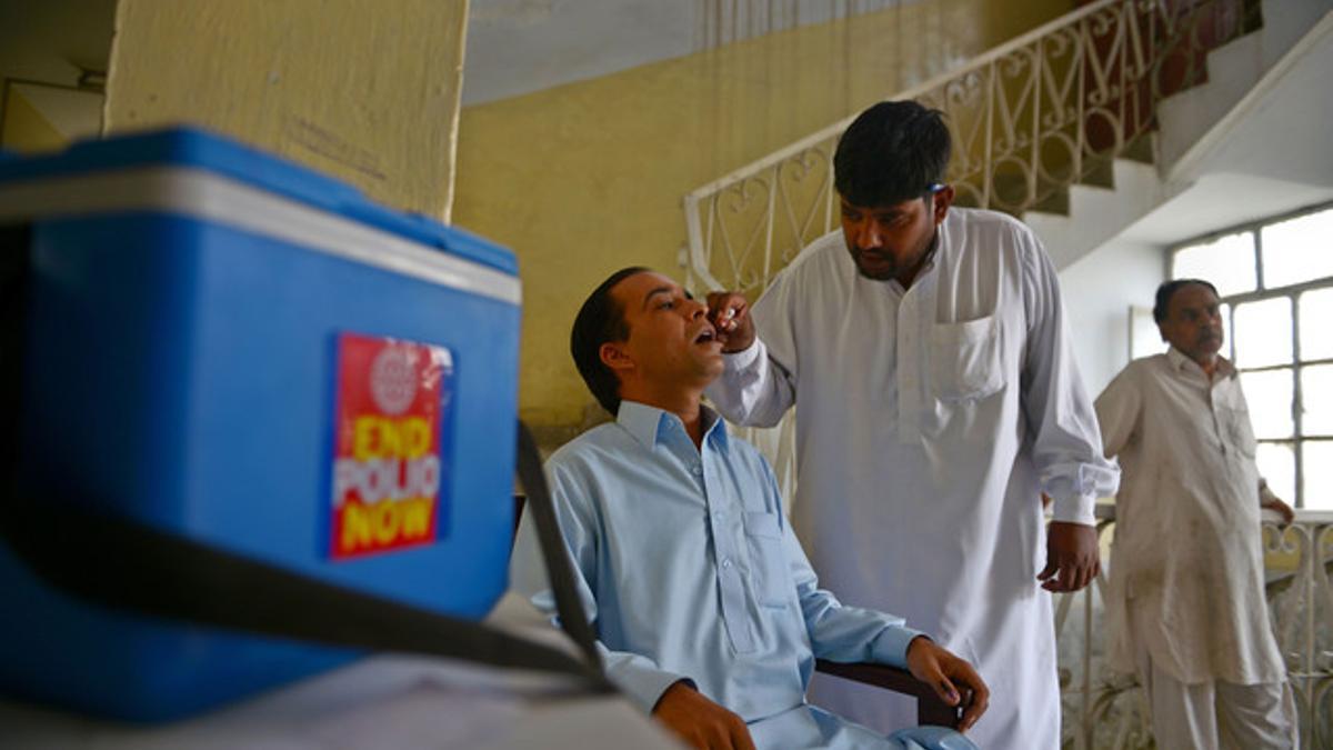 Un sanitario paquistaní suministra la vacuna de la polio en Rawalpindi, este lunes.