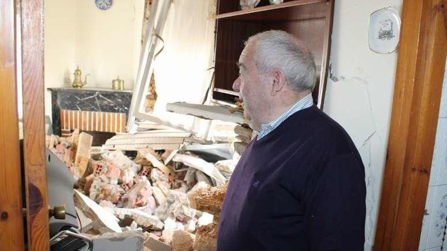 Marcelino Fernández contempla el salón de su casa.