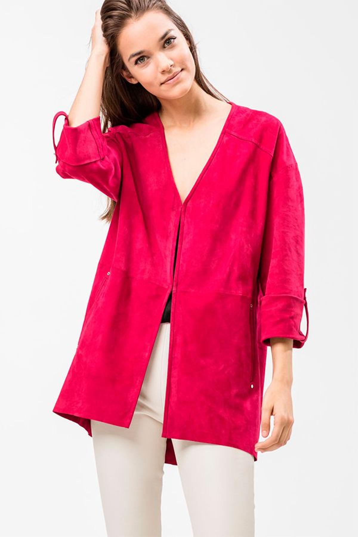 Sobrecamisa cuello de pico color frambuesa de Uterqüe (169€)