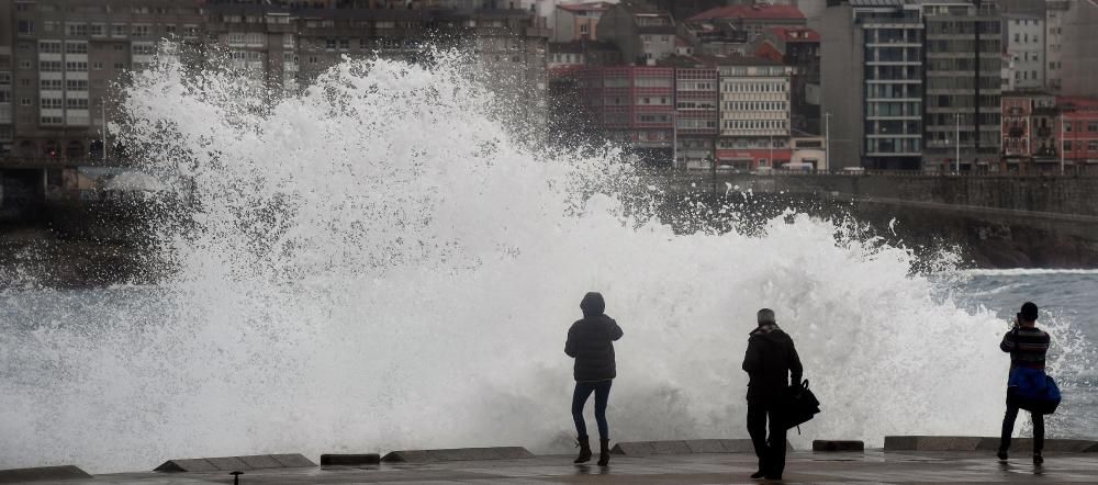 La costa de A Coruña, en alerta naranja por oleaje