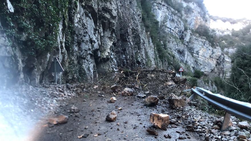 Un desprendimiento de rocas obliga a cortar la carretera entre Ansó y Berdún