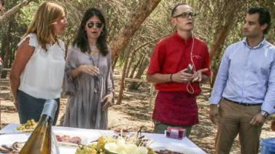 A la izquierda, corte de racimos de uva en el centro de interpretación. A la derecha, cata de vinos en la zona picnic de la laguna.