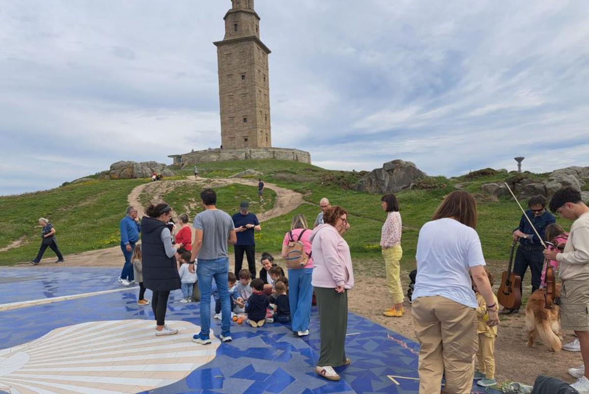 Homenaje a Luísa Villalta al pie de la Torre.   | // LOC