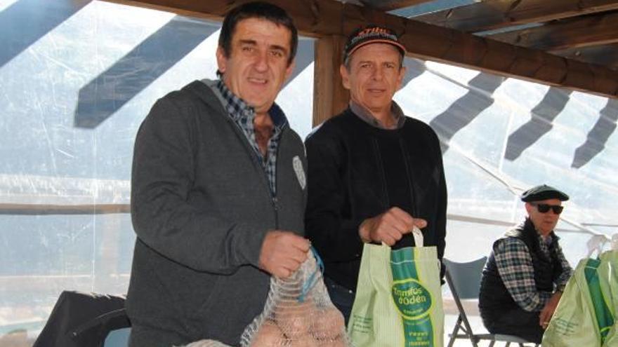 Eliseu Vila i Josep Espuga, dos productors de patates del municipi