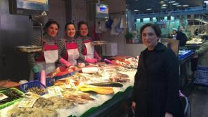 Ada Colau, en el Mercat de la Concepció, en Barcelona, este sábado.