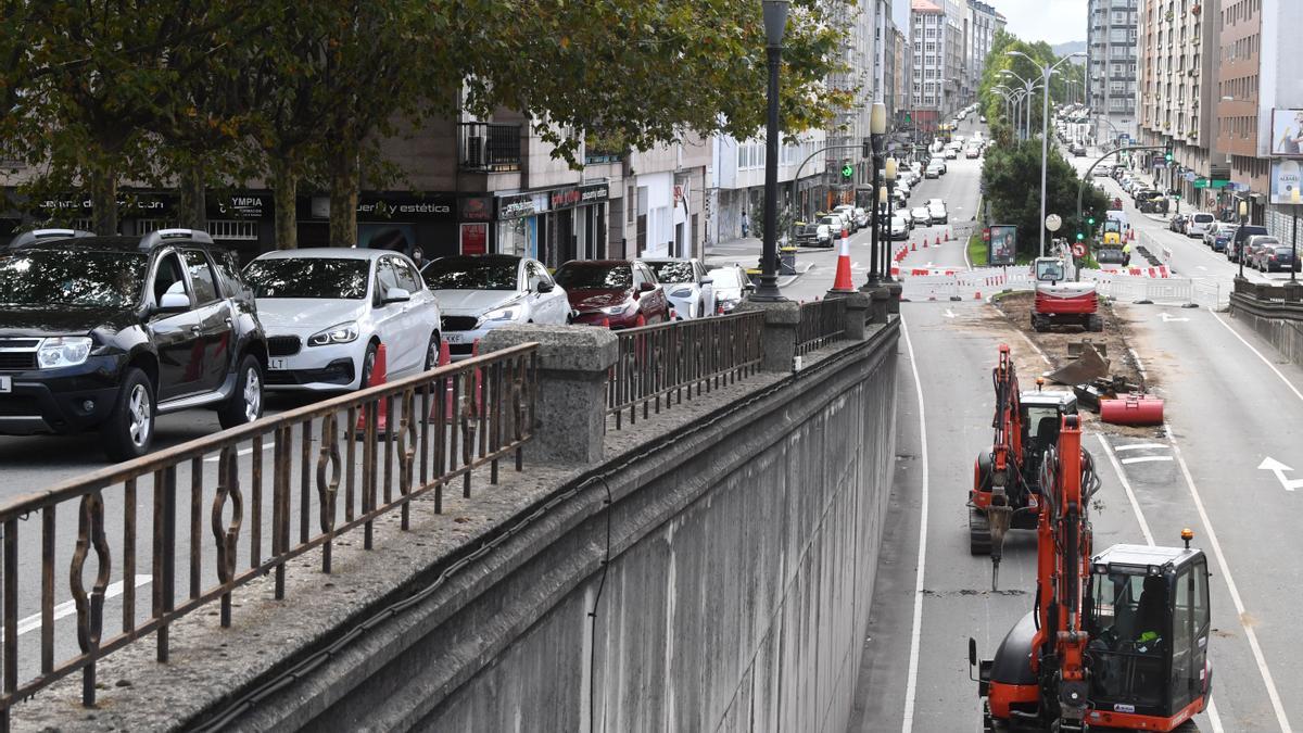 Tráfico intenso en el vial de la intersección entre avenida de Arteixo y ronda de Nelle.