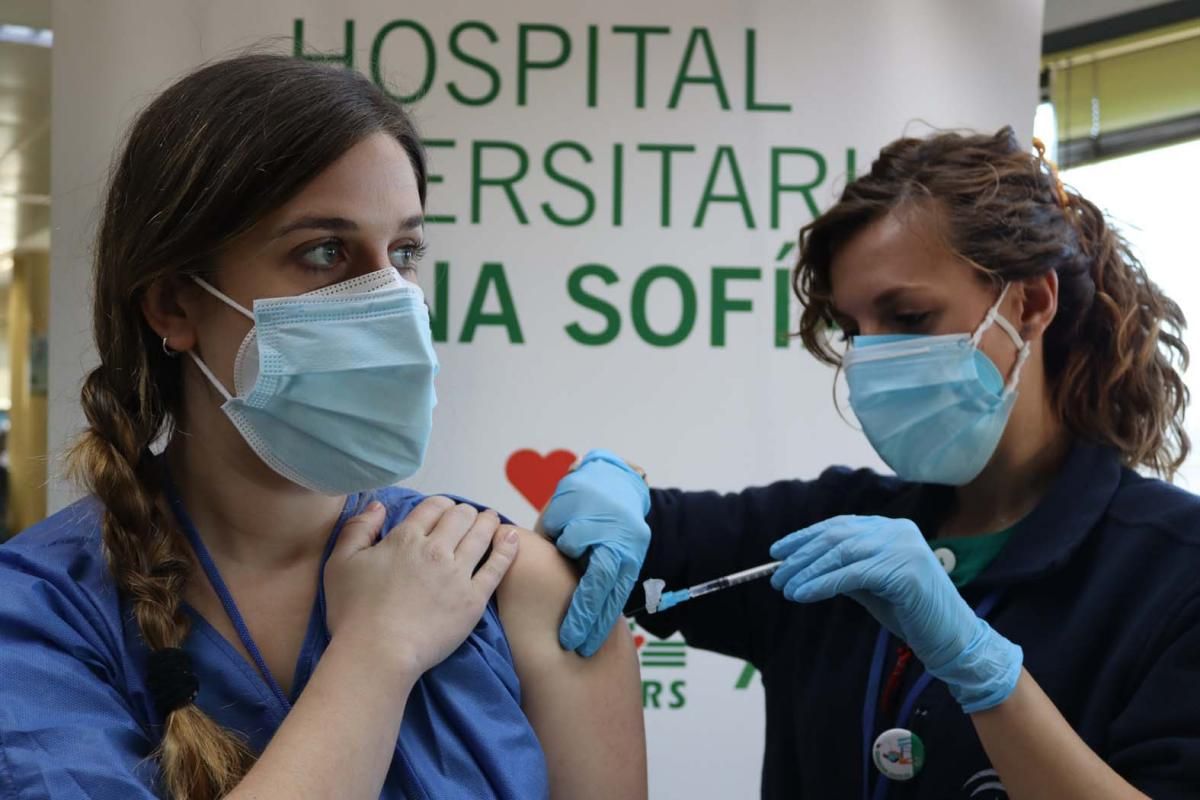 La segunda dosis de la vacuna covid llega a Reina Sofía