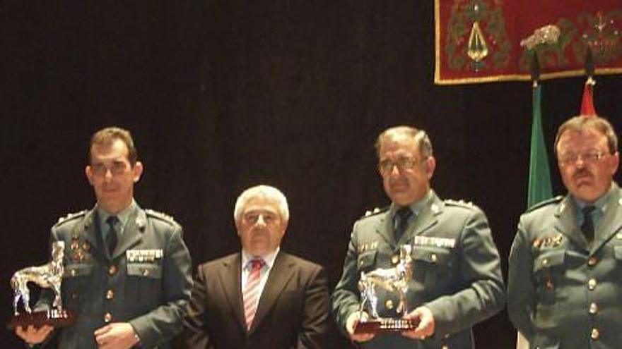 El teniente coronel de Zamora, Antonio Rodríguez (izquierda), con el galardón.
