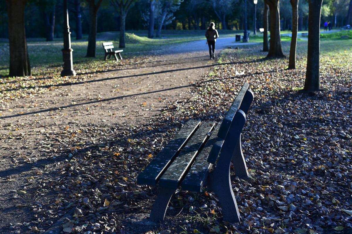 Banco del parque de La Isla de Plasencia, donde se instalarán nuevos.