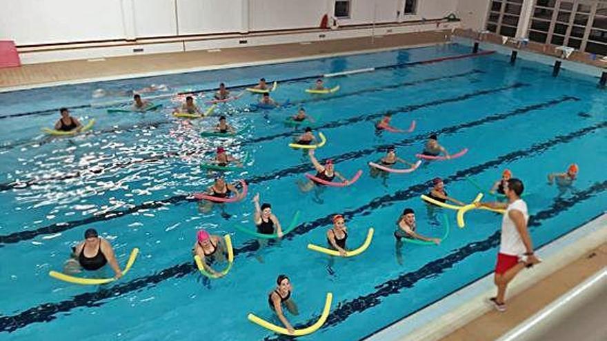 Clase de aquagym en la piscina climatizada de Miranda do Douro con asistencia sayagueses y alistanos.