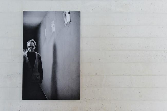 La exposición de fotografías "El herrero fabulador", realizada por el artista Alejandro Togores, retrata la evolución del trabajo en las últimas décadas de Martín Chirino