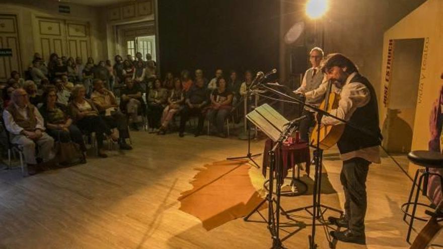 Un instante del recital celebrado ayer en el Gran Teatro de Elche.