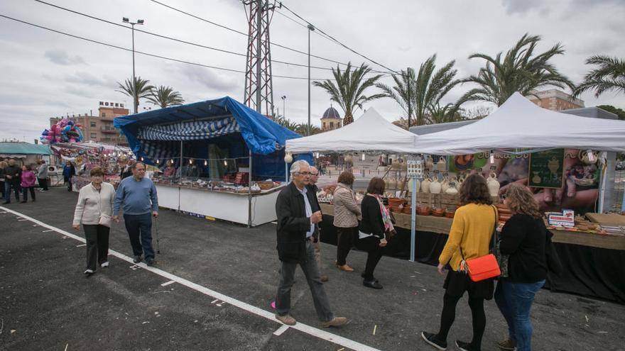 Los feriantes critican estar situados en una zona «con mucha menos afluencia»