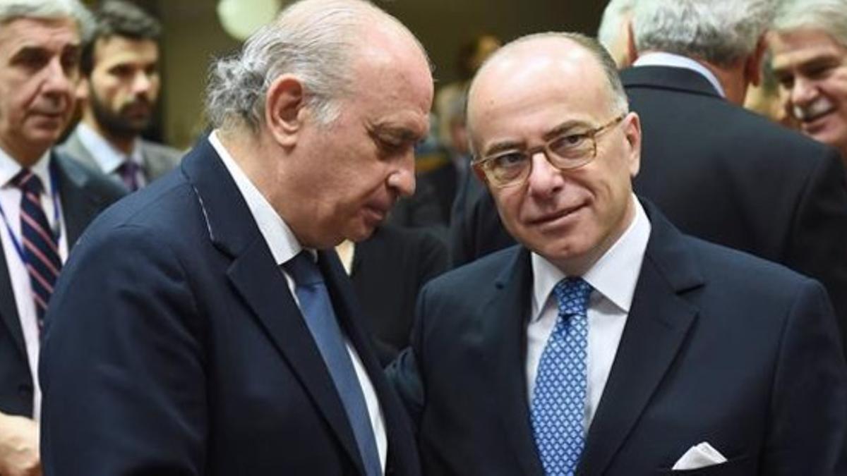 Fernández Díaz (izquierda) conversa con su homólogo francés, Bernard Cazeneuve, este viernes en Bruselas.