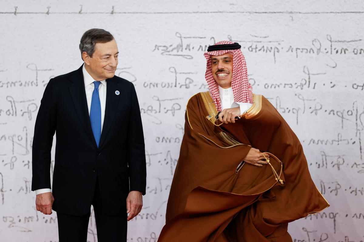 El primer ministro italiano, Mario Draghi, posa con el ministro de Relaciones Exteriores de Arabia Saudita, SS el Príncipe Faisal bin Farhan al Saud, a su llegada a la cumbre de líderes del G20 en Roma.