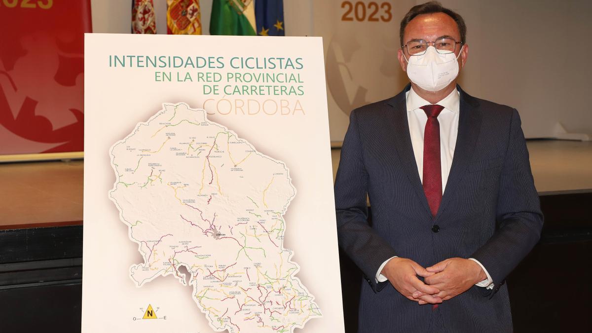 Francisco Palomares muestra el  mapa con las distintas rutas y su grado de dificultad.