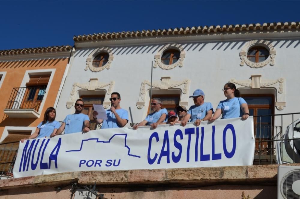 Mula abraza su Castillo