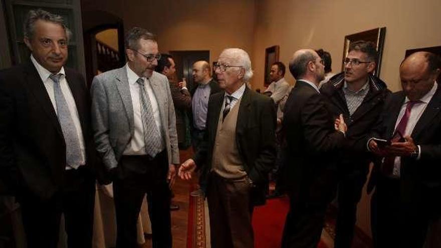 Balbuena, en el centro, con miembros de AbcAsturias.