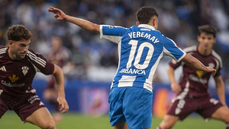 Yeremay Hernández, con la pelota en el duelo frente al Albacete. | Casteleiro/Roller Agencia | CASTELEIRO/ROLLER AGENCIA