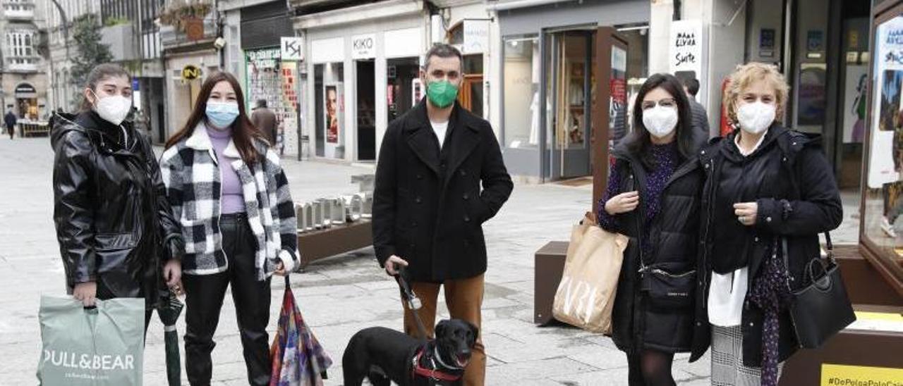 De iz., a dcha., Raquel Llauger, Loreto González, Francisco García, y Paula y Concepción Augusto, ayer, en la calle Príncipe. |   // RICARDO GROBAS