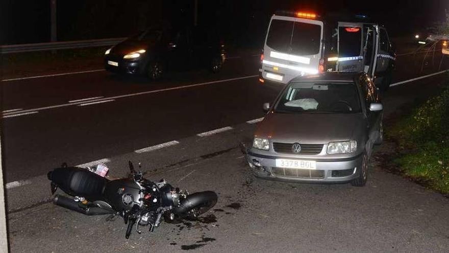 El accidente del martes en Domaio acabó con un motorista fallecido. // Gonzalo Núñez