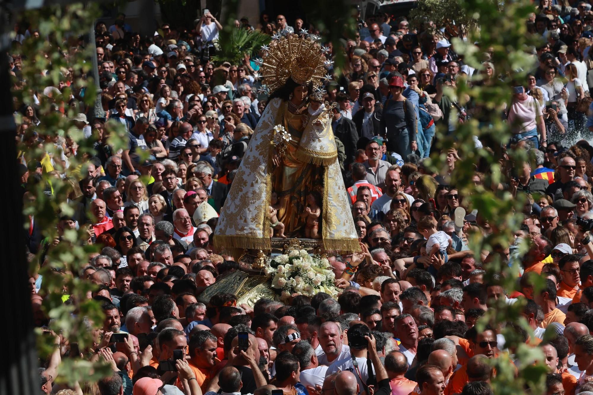 FOTOGALERÍA | Una multitud arropa a la Virgen de los Desamparados en su traslado a la Catedral